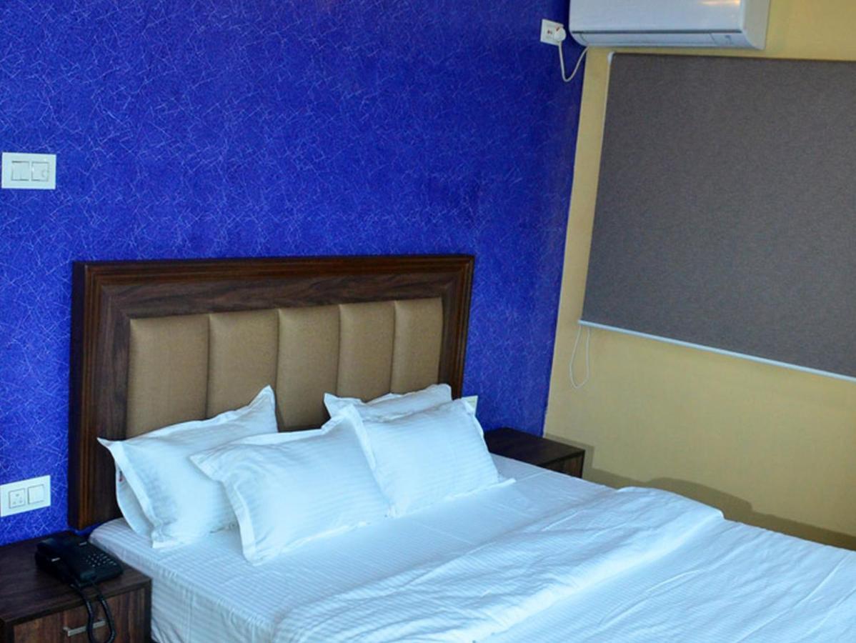 Hotel Aloka Residency Колката Екстериор снимка