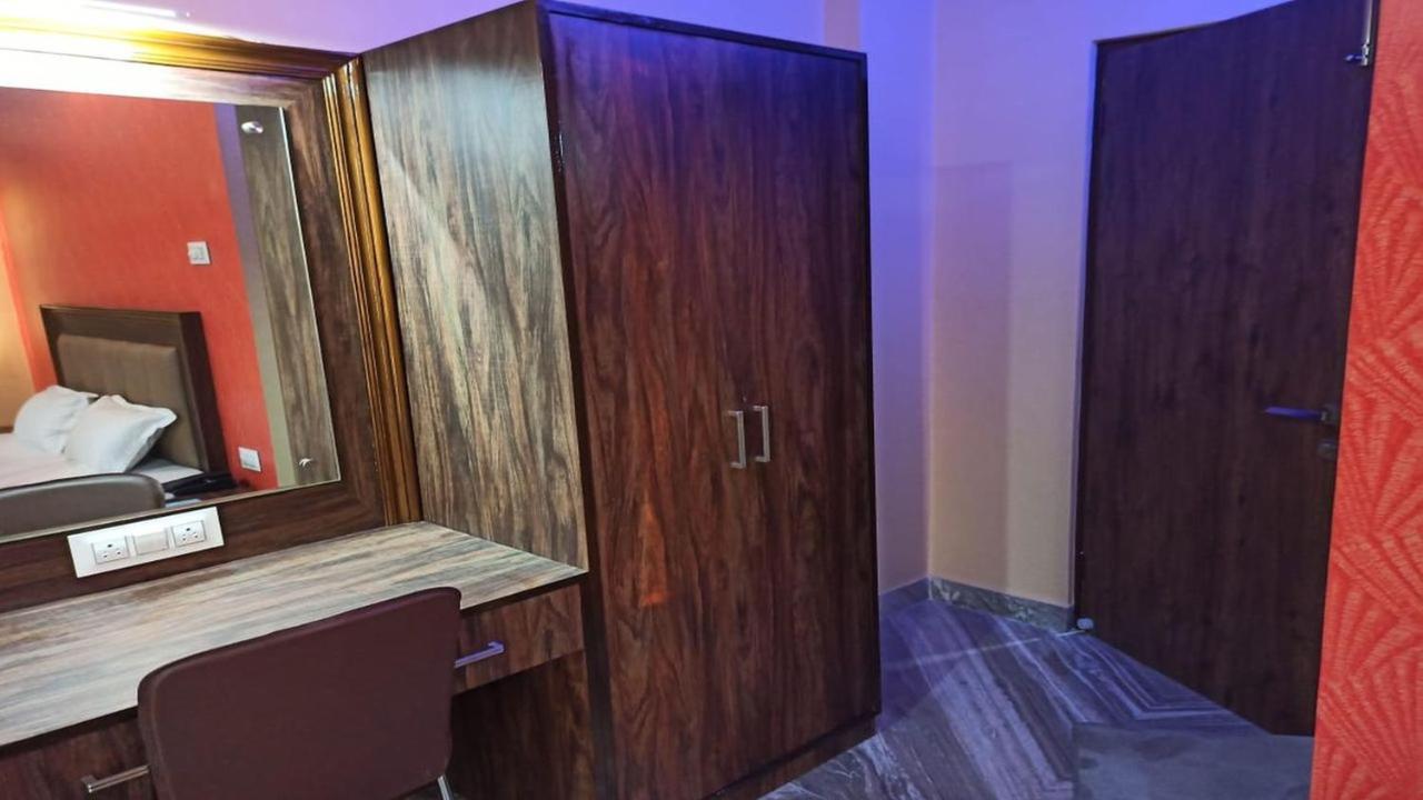 Hotel Aloka Residency Колката Екстериор снимка
